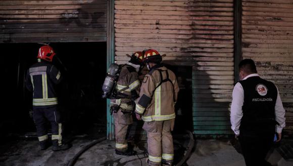 Un incendio se registró esta madrugada en un almacén de muebles del centro comercial Kongo plaza | Foto: Joel Alonzo/@photo.gec