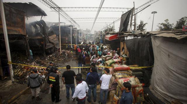 El mercado de Huamantanga luce en ruinas tras incendio - 1