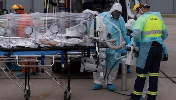 Personal sanitario de la Fuerza Aérea de Chile (FACH) lleva a un avión a un paciente crítico de coronavirus COVID-19 el 11 de junio de 2020 en Santiago. (Foto: EFE/Alberto Valdés).