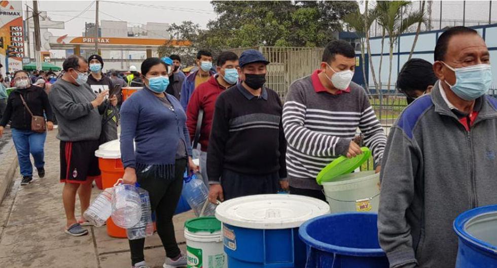 Ciudadanos hacen colas para recibir agua. (Foto: Johann Klug)