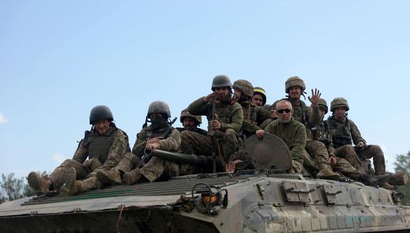 Soldados de Ucrania viajan en un vehículo blindado de transporte de personal (APC) en una carretera de la región oriental de Lugansk el 23 de junio de 2022. (ANATOLII STEPANOV / AFP).