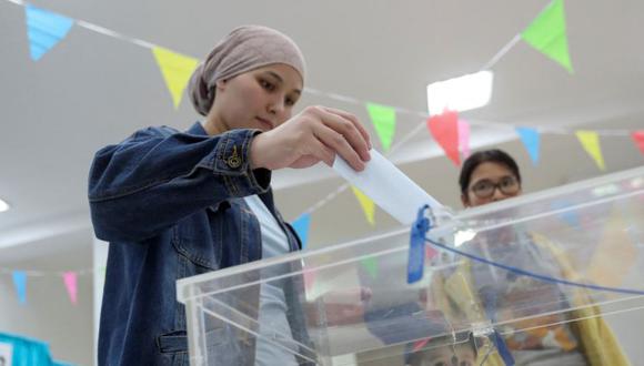 Una mujer emite su voto en un colegio electoral durante un referéndum constitucional, en Koyandy, región de Akmola, Kazajstán.