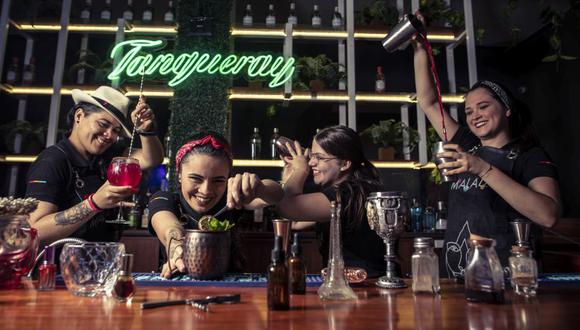 Cuatro barmaids se encargan de la barra de Malala. (Foto: Elías Alfageme)