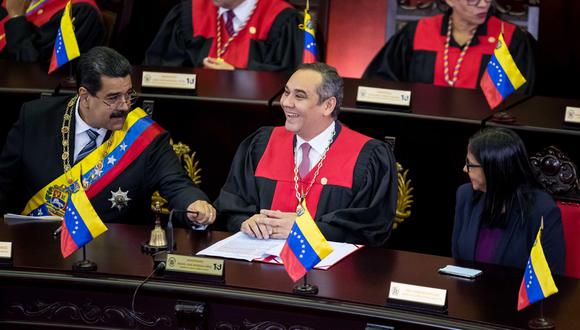 El presidente del Tribunal Supremo de Justicia (TSJ) de Venezuela, Maikel Moreno (al centro), junto al presidente Nicolás Maduro en una foto del 14 de febrero del 2018. (EFE/MIGUEL GUTIÉRREZ).