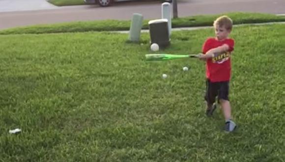YouTube: jugaba béisbol con su hijo pero algo salió mal (VIDEO)