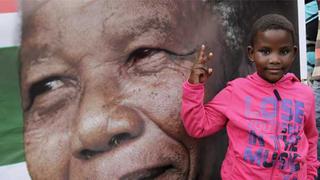Nelson Mandela responde al tratamiento aunque sigue "en estado crítico"