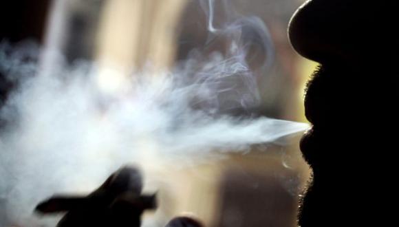 Las personas fumadores tienen una gran posibilidad de padecer cáncer al pulmón. (Foto: AFP)