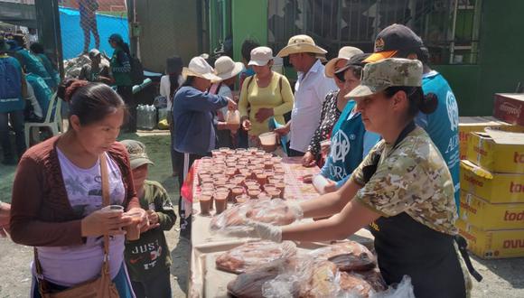Ejército reparte desayuno a damnificados por huaicos en Arequipa. (Foto: Mindef)