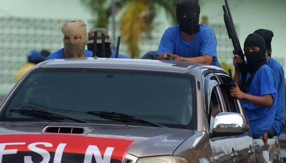 Ortega dice que los paramilitares no tienen ningún vínculo con su gobierno, pero muchos portan los símbolos de su partido. (Foto: AFP)