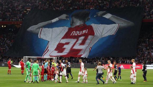Una banderola fue desplegada por la hinchada del Ajax durante el primer partido que disputó el equipo tras la hospitalización de Abdelhak Nouri, en el 2017.