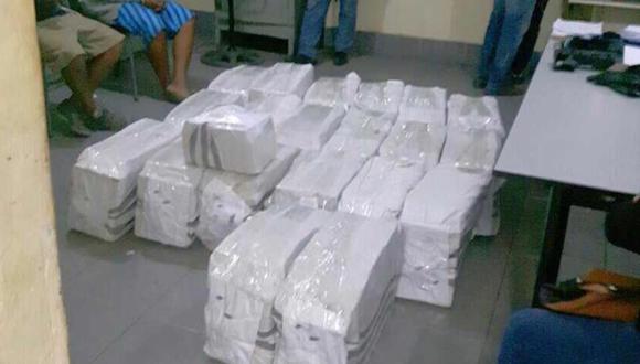 Agentes de la dirandro incautaron esta mañana 558 kilos de droga camuflada al interior de una camioneta en paquetes tipo ladrillos (Foto: Noticias Piura 3.0)