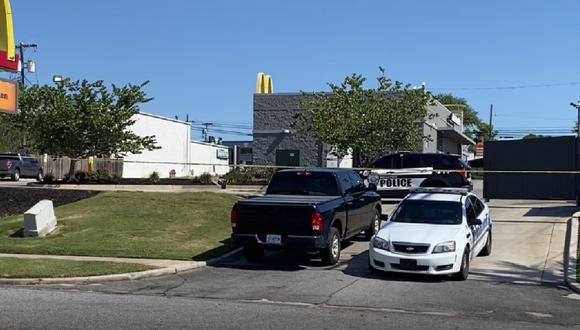 Autoridades de Moultrie, Georgia, acuden a un restaurante de comida rápida donde un hombre se quitó la vida tras disparar a una mujer, el 4 de mayo de 2023. (Foto de WALB)