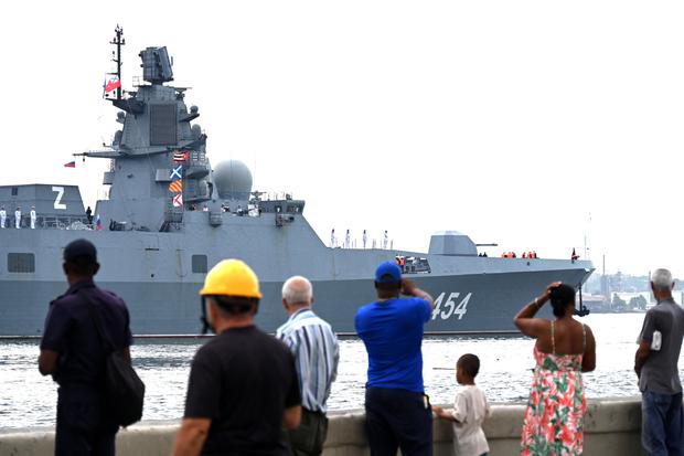 La gente mira la fragata Almirante Gorshkov, parte del destacamento naval de Rusia que visita Cuba, el 12 de junio de 2024. (Foto de Yamil LAGE / AFP).