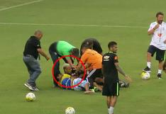 Brasil: hinchas invaden campo y tumban a Neymar en pleno entrenamiento