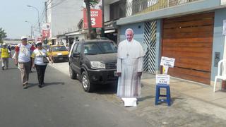 Fotos con el ‘Papa’, comida y gorros: lo más vendido por misa