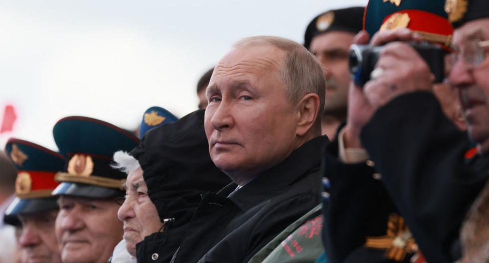 El presidente de Rusia, Vladimir Putin, observa el desfile militar del Día de la Victoria en la Plaza Roja en el centro de Moscú el 9 de mayo de 2022. (Mijaíl METZEL / SPUTNIK / AFP).