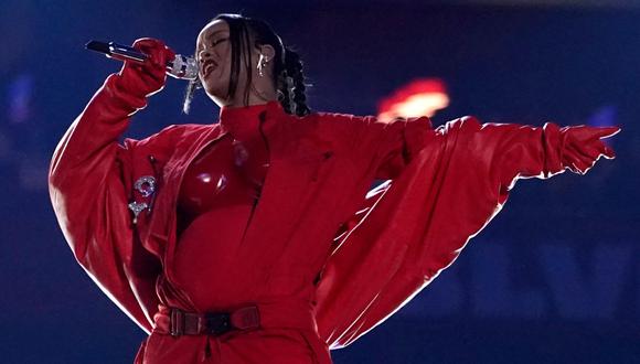 Rihanna confirma su segundo embarazo en su regreso a los escenarios durante el medio tiempo del Super Bowl. (Foto: AFP)