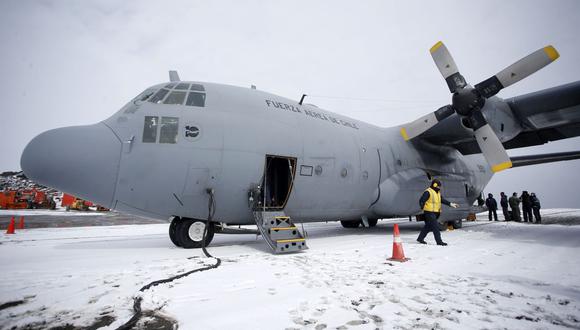 La aeronave fue declarada "siniestrada" tras siete horas de ocurrido el incidente. El Hércules C 130 tenía combustible para mantenerse en el aire hasta las 00:40 del martes. (Foto: AFP).