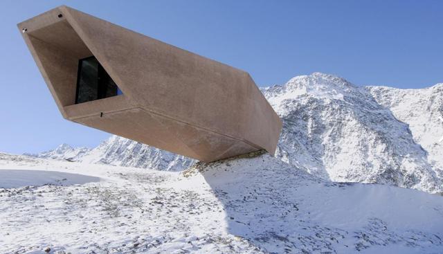 Timmelsjoch Experience Pass Museum. En medio del camino Timmelsjoch entre Austria e Italia se encuentra este museo flotando sobre una elevación del terreno diseñado por el arquitecto Werner Tscholl. (Foto: Alexa Rainer / Werner Tscholl)