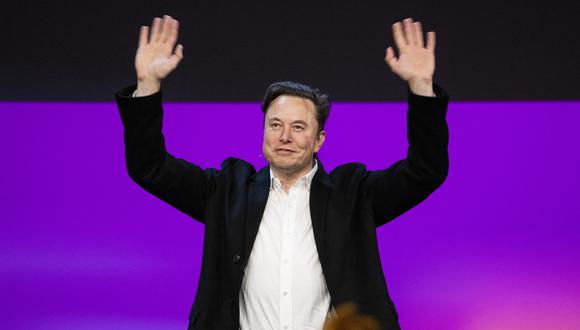 El dueño de Tesla, Elon Musk, saludando en el escenario en la conferencia TED2022: A New Era en Vancouver, Canadá, el 14 de abril de 2022. (Foto de Ryan Lash / TED Conferences, LLC / AFP)