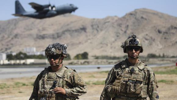 En esta imagen proporcionada por el Departamento de Defensa, dos paracaidistas asignados al Equipo de Combate de la 1.a Brigada, 82.a División Aerotransportada, llevan a cabo la seguridad mientras un Hércules C-130 despega durante una operación de evacuación en Kabul, Afganistán, el miércoles 25 de agosto de 2021. (Departamento de Defensa vía AP).