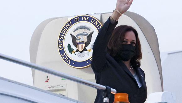 La vicepresidenta de Estados Unidos, Kamala Harris, saluda antes de partir de Singapur el 24 de agosto de 2021, rumbo a Vietnam. (EVELYN HOCKSTEIN / PISCINA / AFP).