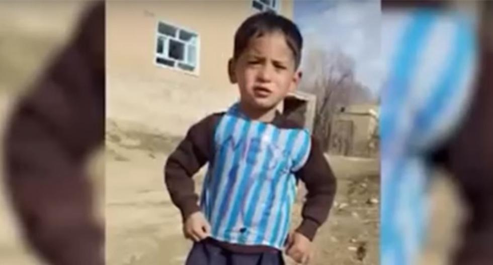 Su nombre es Murtaza Ahmadi, tiene cinco años y vive en una zona rural de Afganistán. Su tío Azim fue quien compartió en redes sociales la singular historia del pequeño fanático de Lionel Messi (Foto: Captura / YouTube)