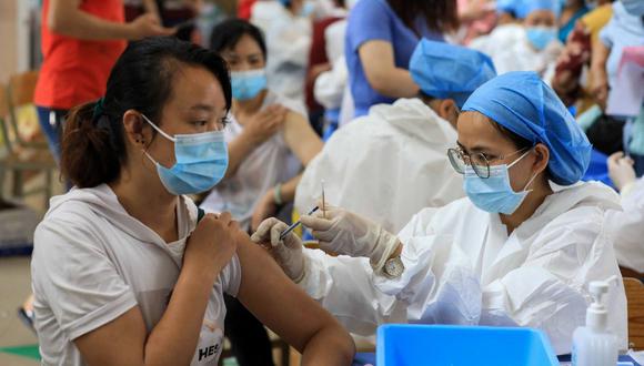 Esta foto tomada el 3 de junio de 2021 muestra a una mujer que recibe una vacuna contra el coronavirus Sinovac Covid-19 en Rongan, en la región sur de Guangxi, China. (Foto de STR / AFP).