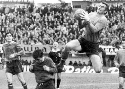 Una de las extravagancias de Carrizo era descolgar el balón con una mano y luego colocarlo en el pecho para salir jugando. (Foto: AP).