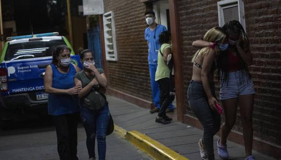 Familiares y amigos de personas que fueron envenenadas con cocaína adulterada lloran después de hablar con médicos afuera de la sala de emergencias de un hospital en las afueras de Buenos Aires, Argentina. (Foto: AP/Rodrigo Abd)
