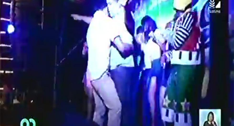 Los dos hombres cayeron del escenario cuando bailaban cumbia durante un show en Piura. (Foto: Latina)