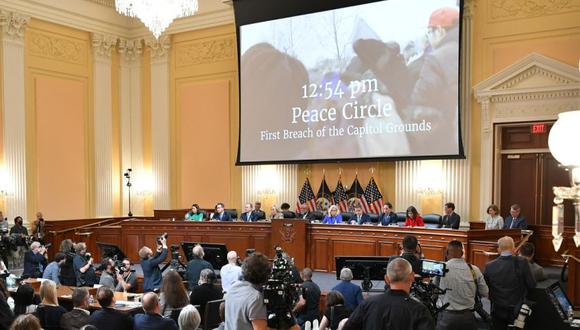 Una imagen de video muestra la violación de los terrenos del Capitolio mientras el comité selecto de la Cámara que investiga el ataque del 6 de enero al Capitolio de EE.UU.
