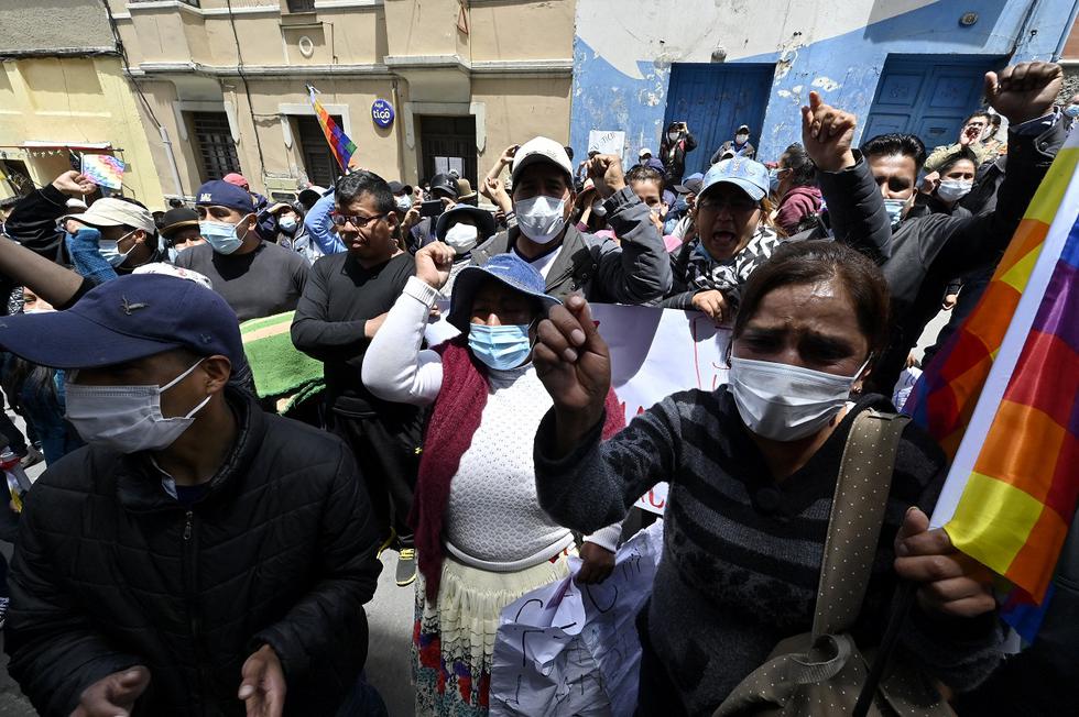 Los opositores a la expresidenta interina de Bolivia Jeanine Añez se manifiestan frente a las instalaciones de la Fuerza Especial Contra el Delito (FELCC), donde se encuentra detenida (Foto: AIZAR RALDES / AFP)