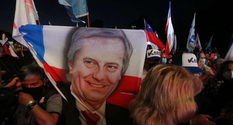 Seguidores del candidato presidencial del Partido Republicano, José Antonio Kast, asisten al acto de cierre de campaña en Santiago de Chile. (EFE/ Elvis González).