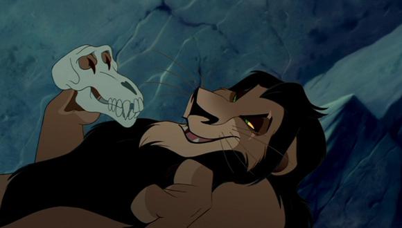 El León Scar, hermano del rey, en explícita referencia a Hamlet con el cráneo de un antílope, como lo hace el príncipe danés ante la calavera del bufón Yorick.