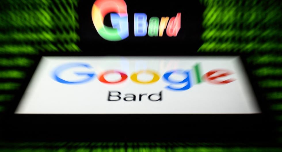 Una pantalla muestra los logos de Bard AI, inteligencia artificial conversacional desarrollada por Google.