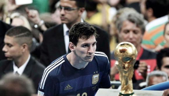 Lionel Messi mirando la Copa del Mundo en el 2014. (Foto: Bao Tailiag)