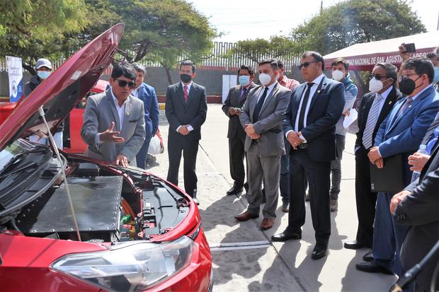This was the presentation of the electric car adapted by UNSA students.  The first of other projects around electromobility.  (Photo: UNSA)