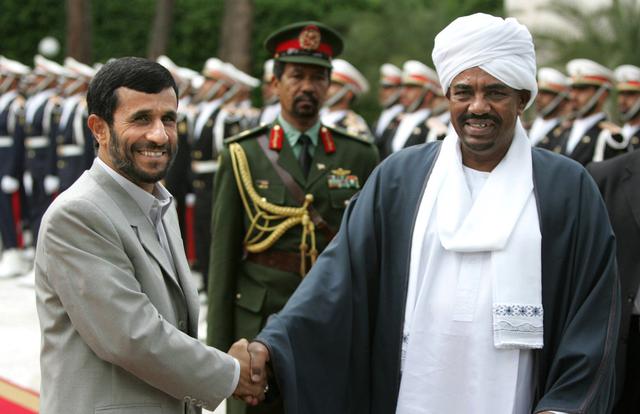Omar al Bashir junto al presidente de Irán Mahmud Ahmadineyad el 24 de abril del 2006. (AFP).