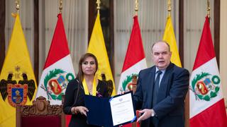 Rafael López Aliaga condecora a fiscal de la Nación Patricia Benavides