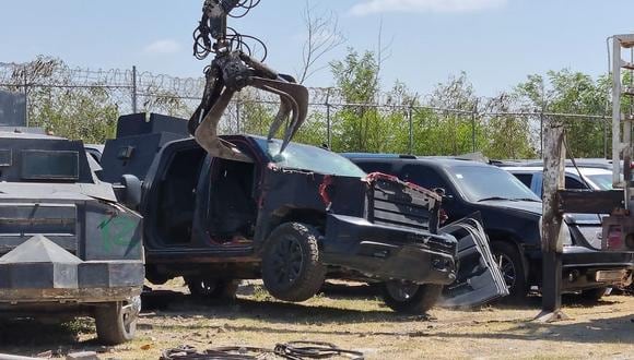 Fotografía cedida por la Fiscalía General de la República (FGR), donde se muestra la destrucción de vehículos con blindaje artesanal, en Reynosa (México).