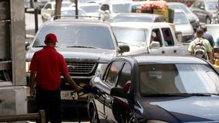 Venezuela se quedará sin gasolina en un mes, afirman trabajadores petroleros