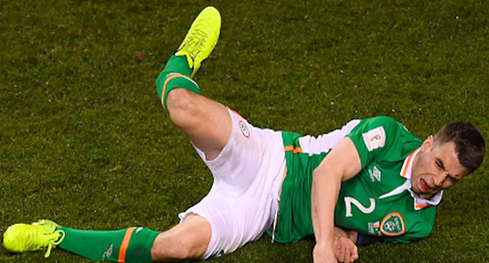 Seamus Coleman chocó con un rival en el partido Irlanda vs Gales y se rompió la tibia y peroné. (Foto: Captura YouTube)