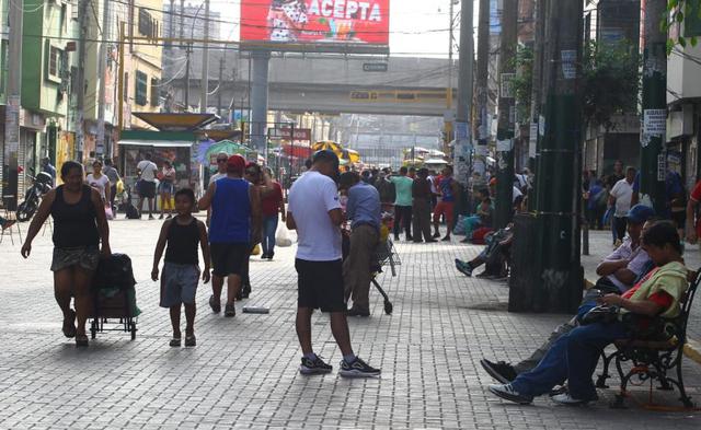 El serenazgo de la comuna de La Victoria y la Policía Nacional (PNP), llegaron al emporio de Gamarra para prohibir el comercio informal de los ambulantes.. (Foto: Miguel bellido/ GEC)