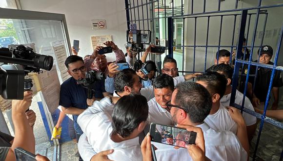 Tres mexicanos que habían sido condenados a 50 años de prisión salen de la cárcel, en el municipio de Macuspana, estado de Tabasco (México). (Foto: EFE/ Manuel López)