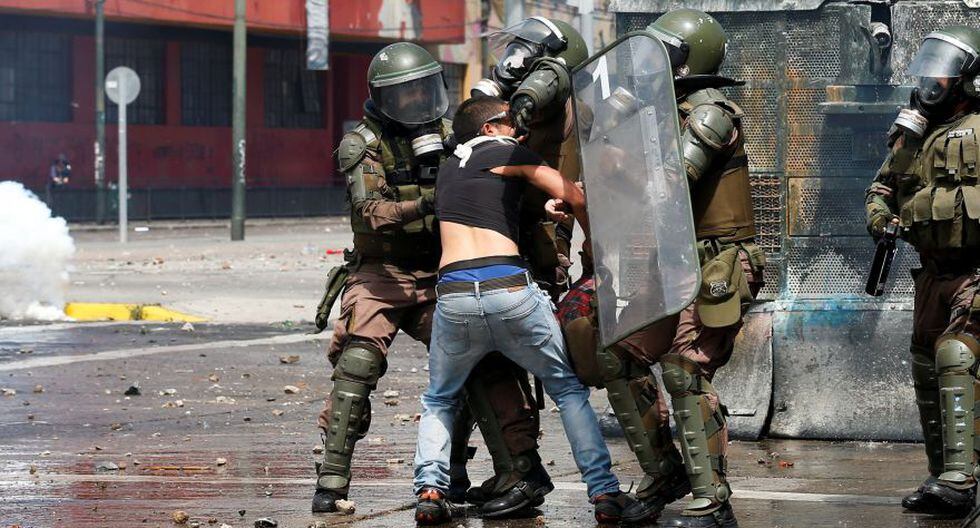 A demonstrator clashes with security forces during a protest against Chile's state economic model in Valparaiso, Chile October 25, 2019. REUTERS/Rodrigo Garrido