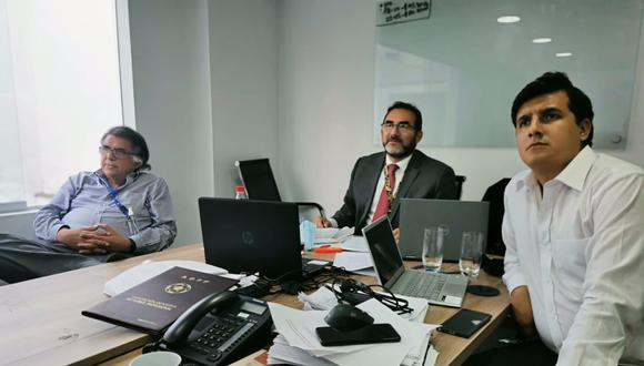 César Torres, quien participa como socio-hincha (izquierda), Julio García (abogado del staff de Alianza Lima) y Diego Guerrero (abogado del staff de Alianza Lima) | Foto: Julio Vizcarra