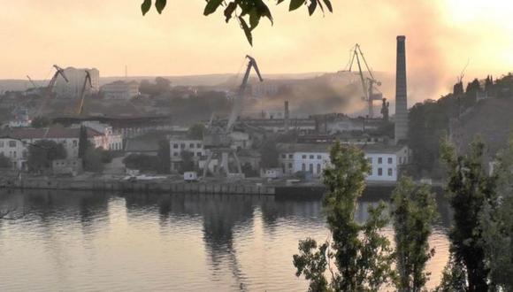 Sale humo de un astillero en el puerto de Sebastopol en Crimea, controlado por Rusia. (Reuters).