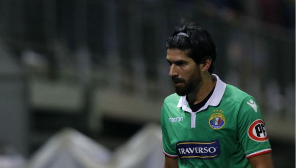 Sebastián Abreu discutió muy fuerte con los simpatizantes de Audax Italiano. Muchos de ellos lo criticaron con dureza y desataron su irá, la cual lo empujó a lanzar una mesa hacia las gradas. (Foto: Agencia Uno - Chile)