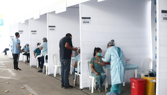 Quinto día de vacunación contra el Covid 19 a doctores en el Hospital Edgardo Rebagliati. Foto : Jesus Saucedo / @photo.gec